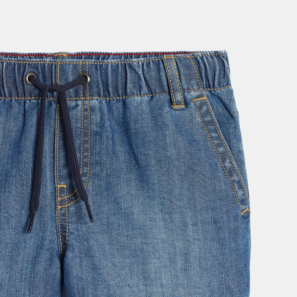 شورت برمودا من الجينز باللون الأزرق الباهت للأولاد.